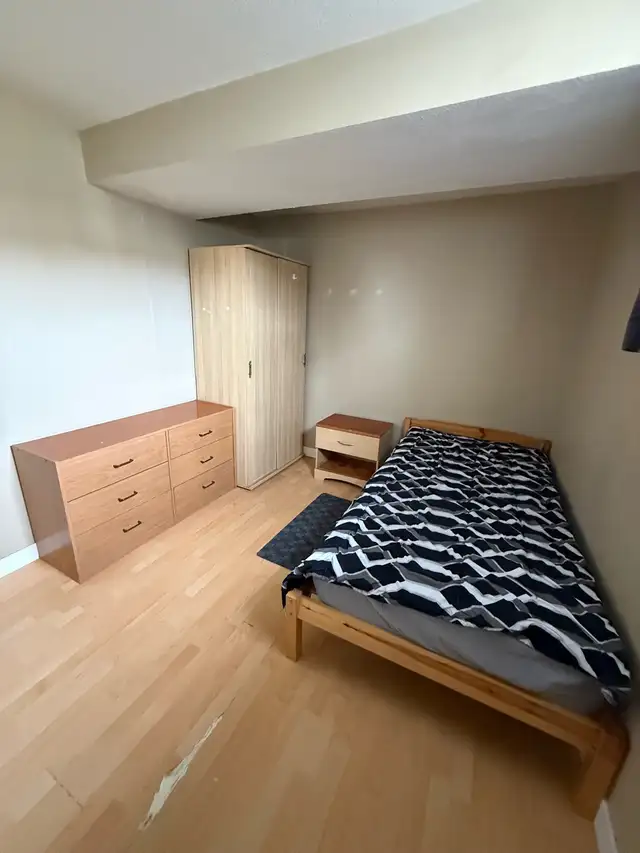 Spacious Room for rent in Forest Hieghts - Photo 2