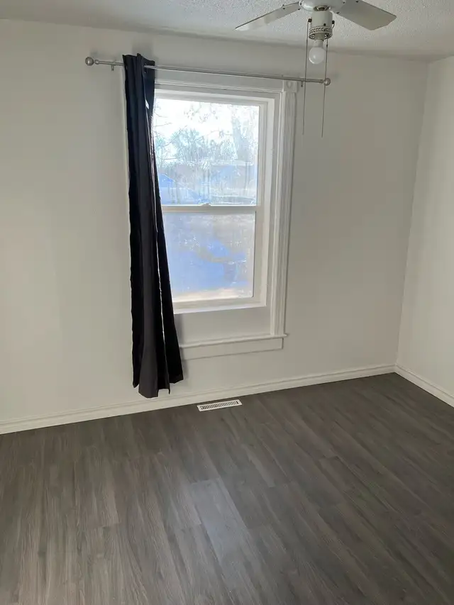 Pet Friendly One Bedroom Suite In Fourplex Available For Rent. - Photo 2