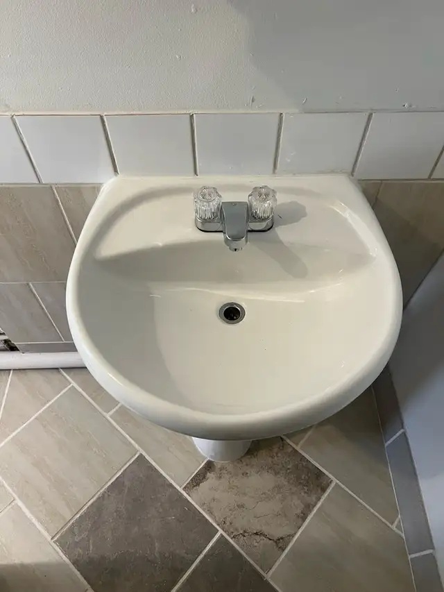 Pet Friendly One Bedroom Suite In Fourplex Available For Rent. - Photo 3