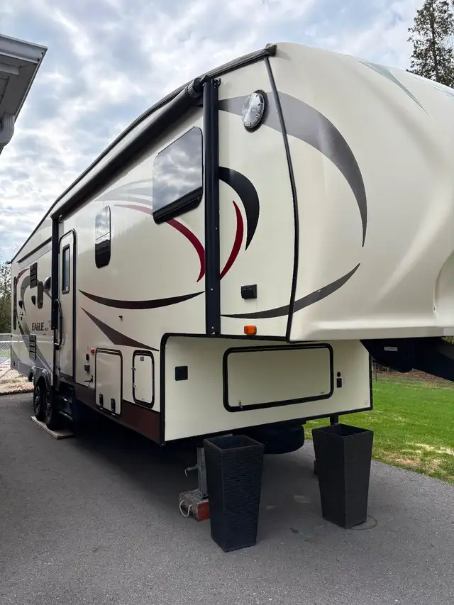 5th Wheel Trailer - Photo 2