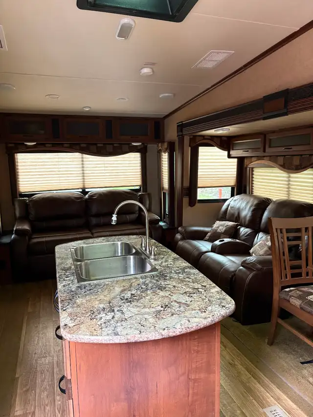 5th Wheel Trailer - Photo 3