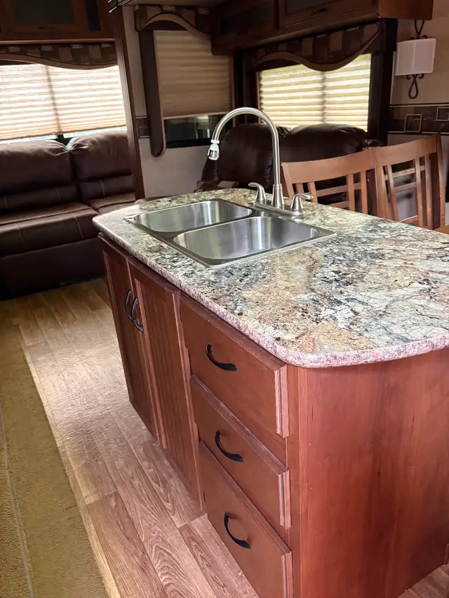 5th Wheel Trailer - Photo 5