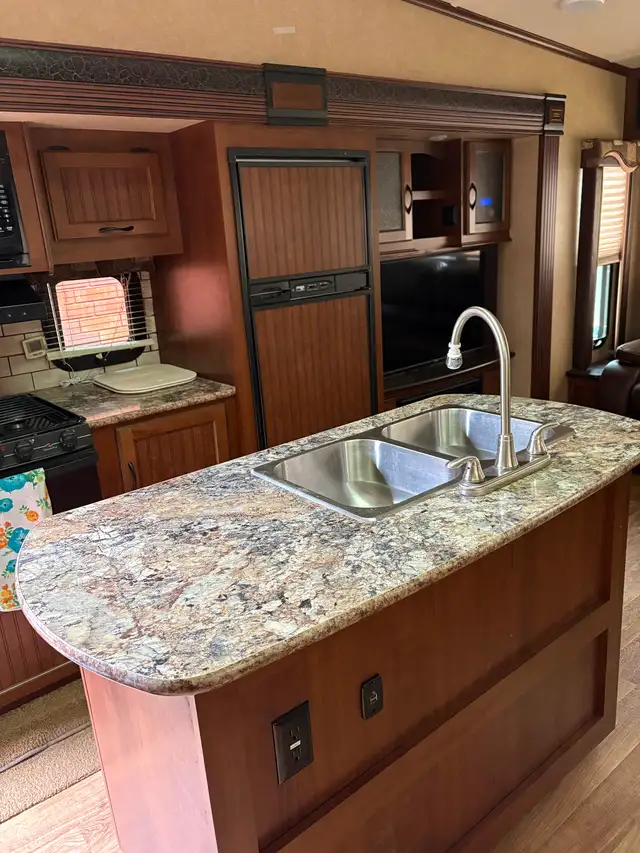 5th Wheel Trailer - Photo 7