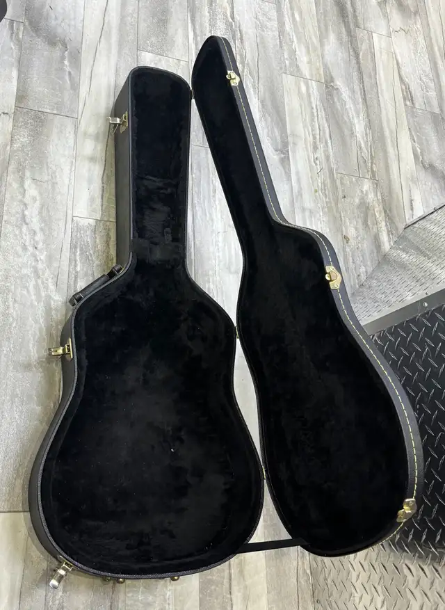 Acoustic Guitar Hard Case - Photo 2