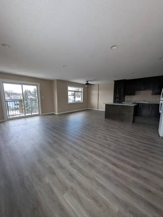 Unfurnished 3 bed, 2 full bath, top floor suite in 4-Plex