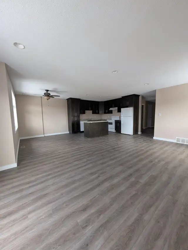 Unfurnished 3 bed, 2 full bath, top floor suite in 4-Plex - Photo 2