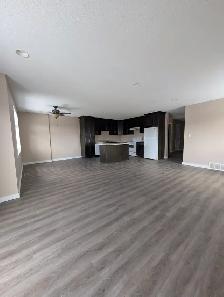 Unfurnished 3 bed, 2 full bath, top floor suite in 4-Plex - Photo 2