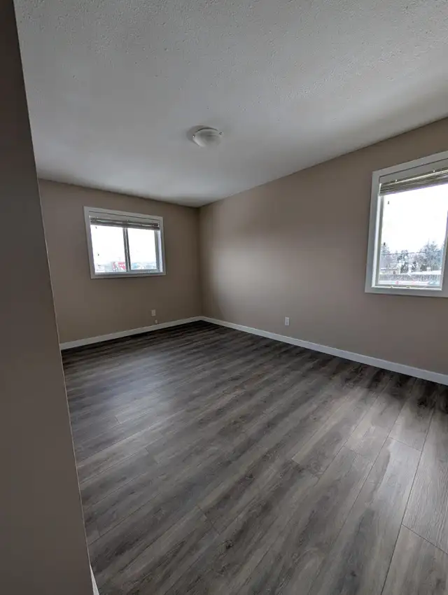 Unfurnished 3 bed, 2 full bath, top floor suite in 4-Plex - Photo 3