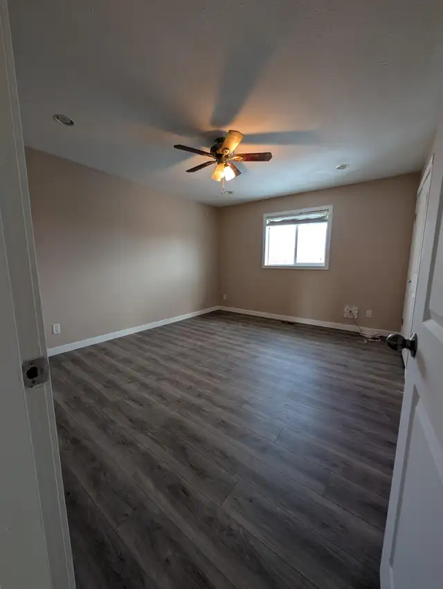 Unfurnished 3 bed, 2 full bath, top floor suite in 4-Plex - Photo 4