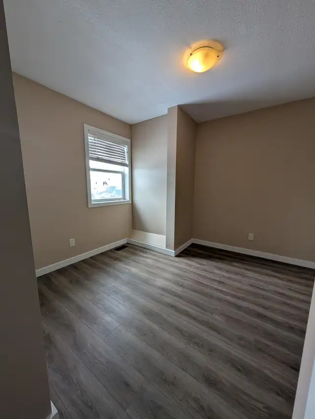 Unfurnished 3 bed, 2 full bath, top floor suite in 4-Plex - Photo 5