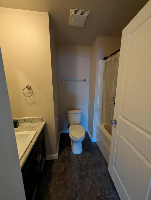 Unfurnished 3 bed, 2 full bath, top floor suite in 4-Plex - Photo 7