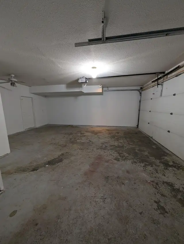 Unfurnished 3 bed, 2 full bath, top floor suite in 4-Plex - Photo 8