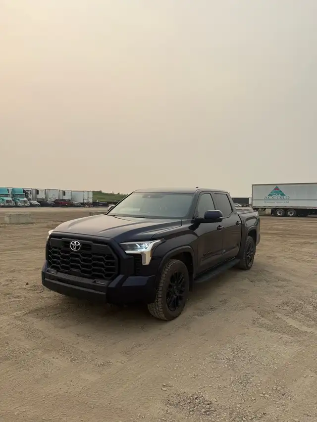 2022 Toyota Tundra SR5 – BRAND NEW ENGINE (May 25) – Leather