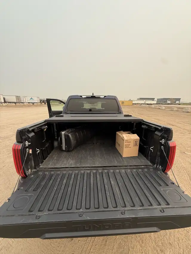 2022 Toyota Tundra SR5 – BRAND NEW ENGINE (May 25) – Leather - Photo 8