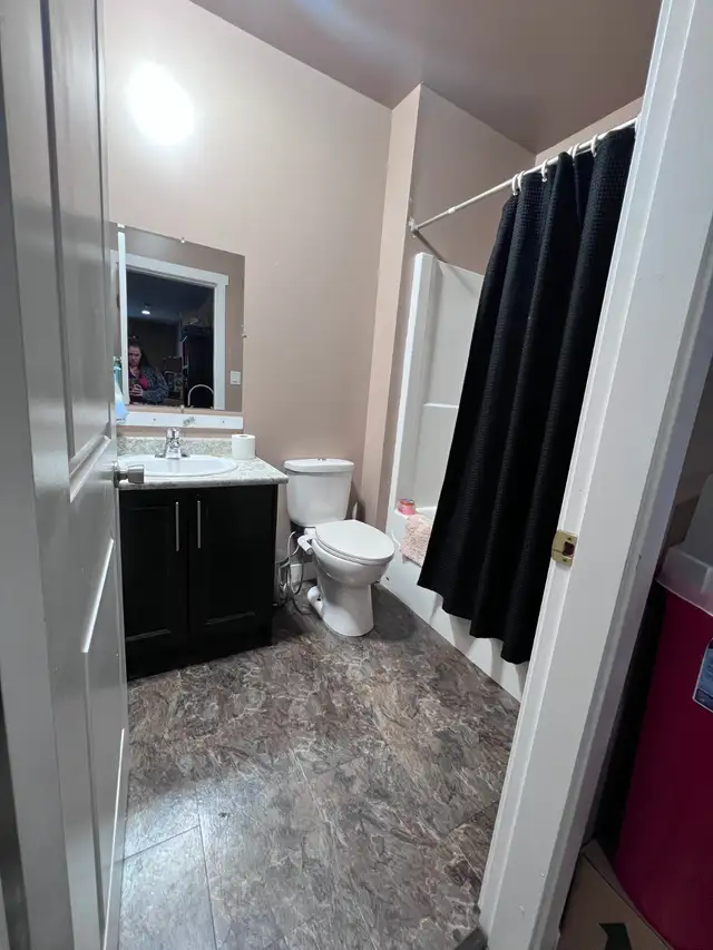 Unfurnished 2 Bed, 1 Bath ground level suite in 4-Plex - Photo 4