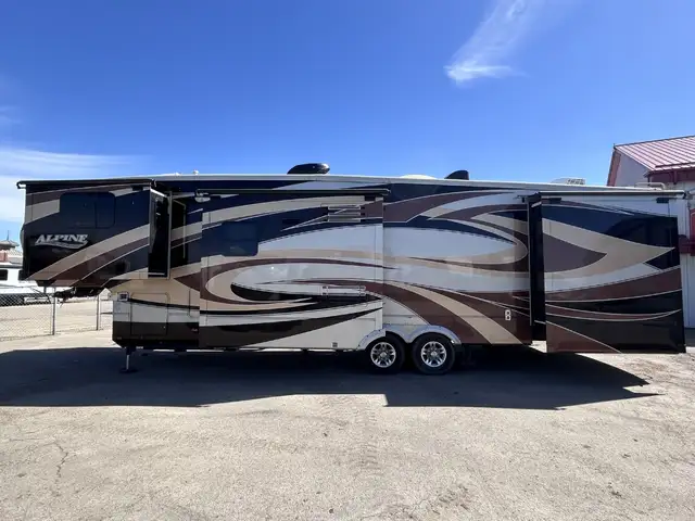 Alpine 3495 FL – Full Body Paint Luxury Fifth Wheel - Photo 2