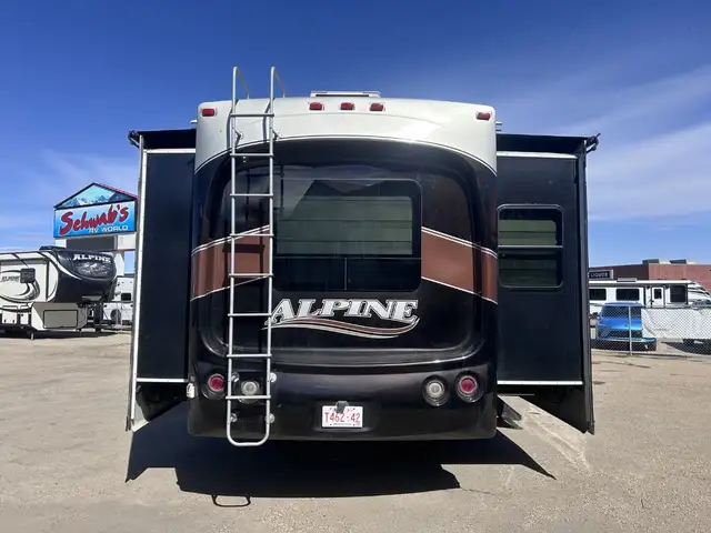Alpine 3495 FL – Full Body Paint Luxury Fifth Wheel - Photo 3
