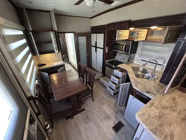 Alpine 3495 FL – Full Body Paint Luxury Fifth Wheel - Photo 5