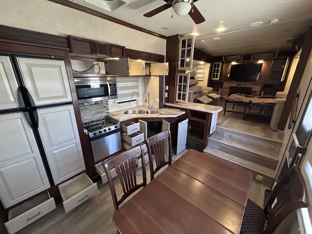 Alpine 3495 FL – Full Body Paint Luxury Fifth Wheel - Photo 7