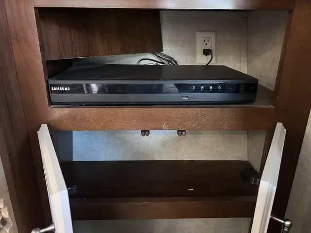 Alpine 3495 FL – Full Body Paint Luxury Fifth Wheel - Photo 9