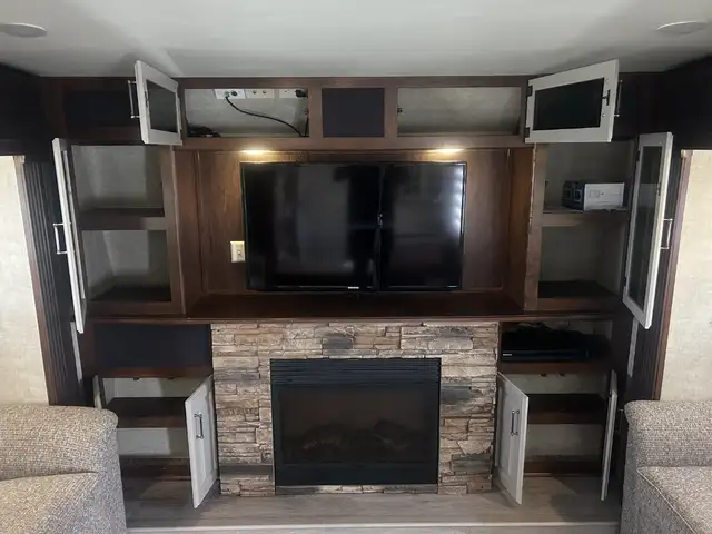 Alpine 3495 FL – Full Body Paint Luxury Fifth Wheel - Photo 11