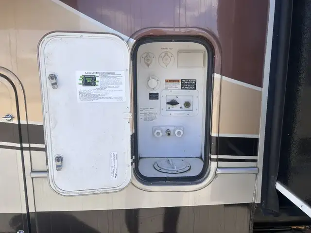 Alpine 3495 FL – Full Body Paint Luxury Fifth Wheel - Photo 15