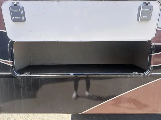 Alpine 3495 FL – Full Body Paint Luxury Fifth Wheel - Photo 16