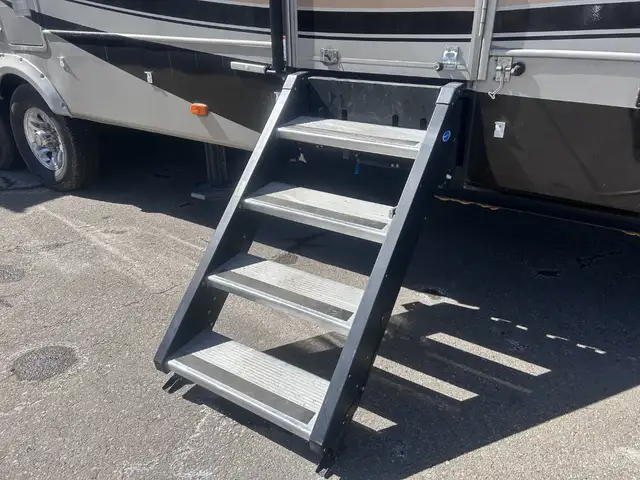 Alpine 3495 FL – Full Body Paint Luxury Fifth Wheel - Photo 17