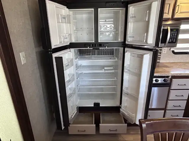 Alpine 3495 FL – Full Body Paint Luxury Fifth Wheel - Photo 20