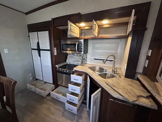 Alpine 3495 FL – Full Body Paint Luxury Fifth Wheel - Photo 21