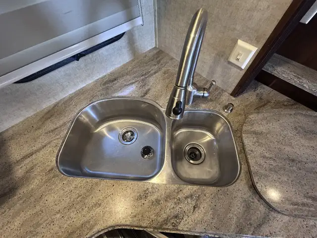 Alpine 3495 FL – Full Body Paint Luxury Fifth Wheel - Photo 22