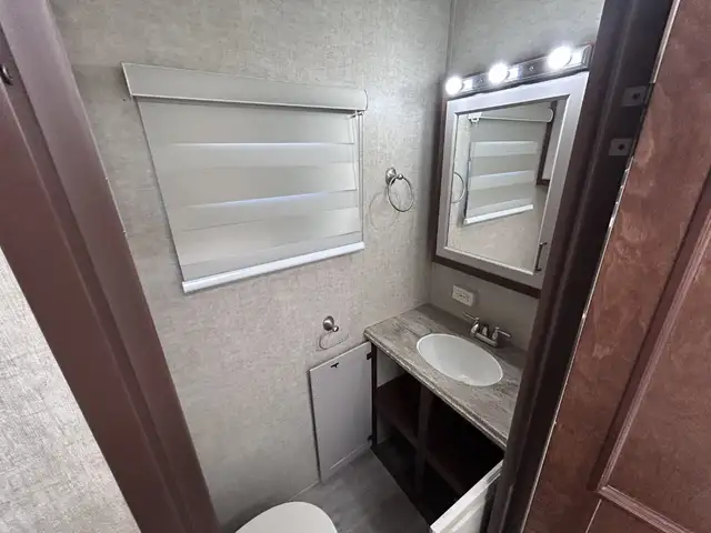 Alpine 3495 FL – Full Body Paint Luxury Fifth Wheel - Photo 23