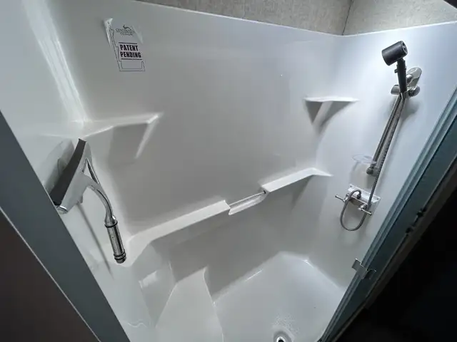 Alpine 3495 FL – Full Body Paint Luxury Fifth Wheel - Photo 24