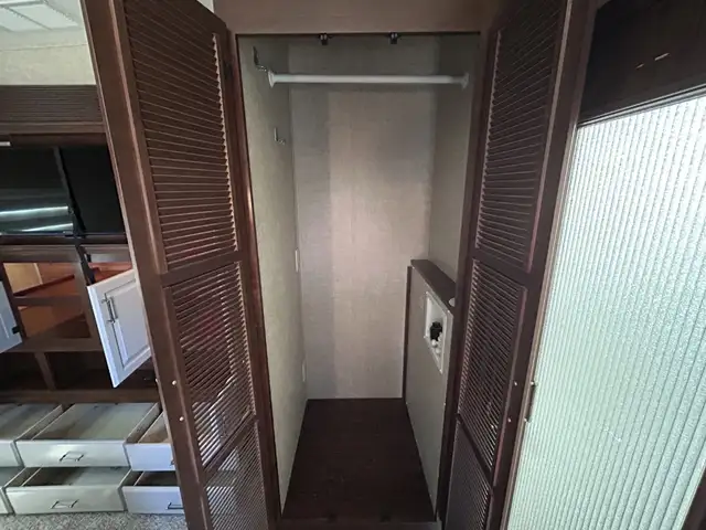 Alpine 3495 FL – Full Body Paint Luxury Fifth Wheel - Photo 28