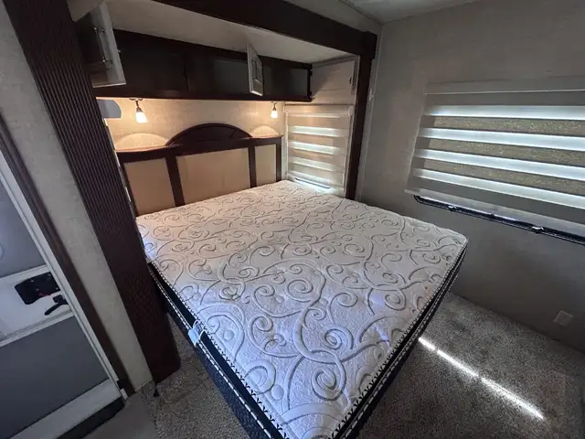 Alpine 3495 FL – Full Body Paint Luxury Fifth Wheel - Photo 29