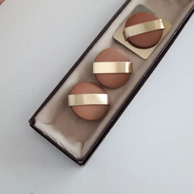 BOUCLES D'OREILLES BROCHE NEUVE BEIGE OR: $15.00POUR LE TOUT