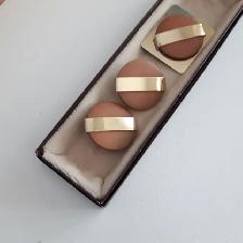 BOUCLES D'OREILLES BROCHE NEUVE BEIGE OR: $15.00POUR LE TOUT