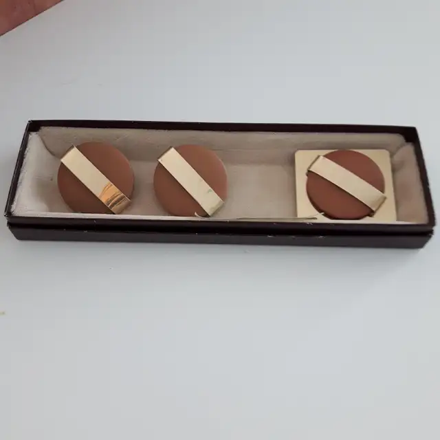 BOUCLES D'OREILLES BROCHE NEUVE BEIGE OR: $15.00POUR LE TOUT - Photo 3