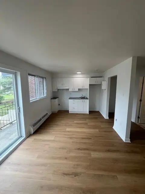 1 ½ Rénové 2 min Métro Longueuil tout inclus, wifi pour juillet