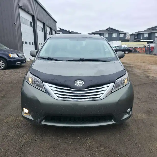 2011 Toyota Sienna AWD Limited - Photo 2