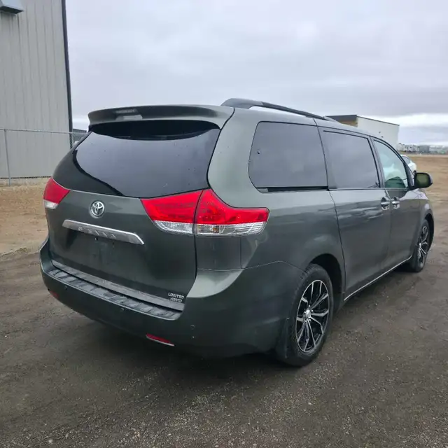 2011 Toyota Sienna AWD Limited - Photo 7