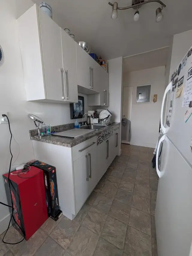 Unfurnished 1 Bed, 1 Bath Top Floor Apartment - Photo 2