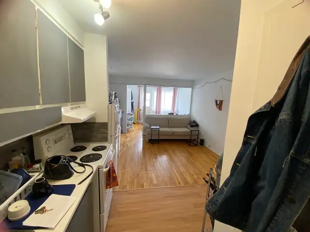 2 1/2 tout inclus, métro Jean-talon , 975$ meublé , 1er Juillet - Photo 11