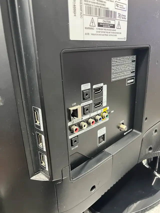 Samsung 32" Smart TV - Photo 3