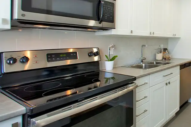 3 BEDROOM   1.5 BATHROOM TOWNHOUSE FOR RENT! - Photo 2