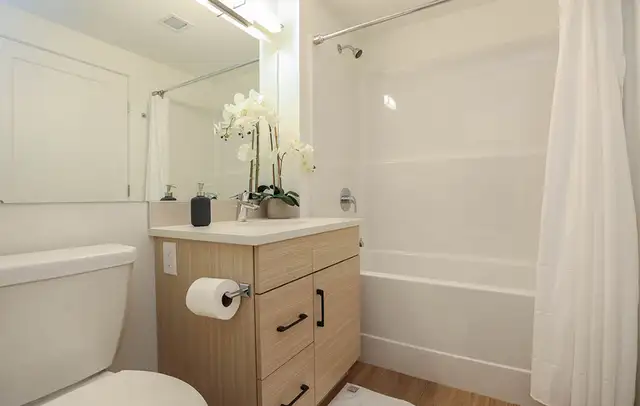 Modern 1 BR with Den in the heart of South Osborne - Stationside - Photo 12