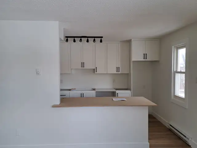 Main floor 2 bdrm   den in quiet sixplex in West end - Photo 2