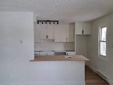 Main floor 2 bdrm   den in quiet sixplex in West end - Photo 2