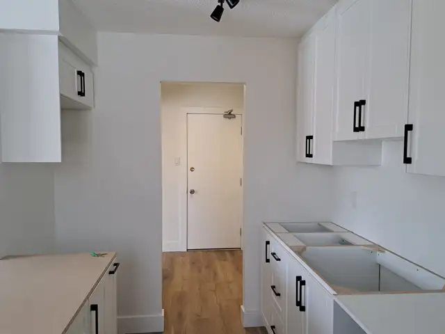 Main floor 2 bdrm   den in quiet sixplex in West end - Photo 4