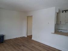 Main floor 2 bdrm   den in quiet sixplex in West end - Photo 6